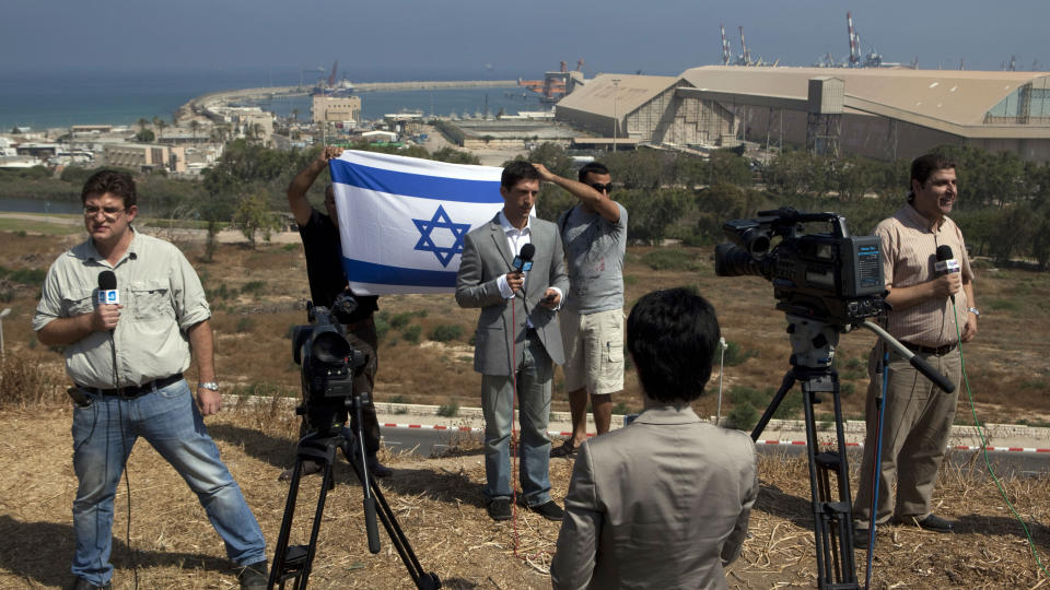STENGES UTE: Norsk UD har reist hit til Ashdod, men f�r ikke snakke med nordmennene som var om bord Mavi Marmara. Her er det israelske demonstranter som fors�ker � sabotere en TV-sending fra byen. Foto: AFP/Menahem Kahana/Scanpix