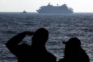 ANGREPET: Mavi Marmara beskues av lokalbefolkning idet det ankommer Ashdod. Foto: EPA/Kobi Gideon/Scanpix