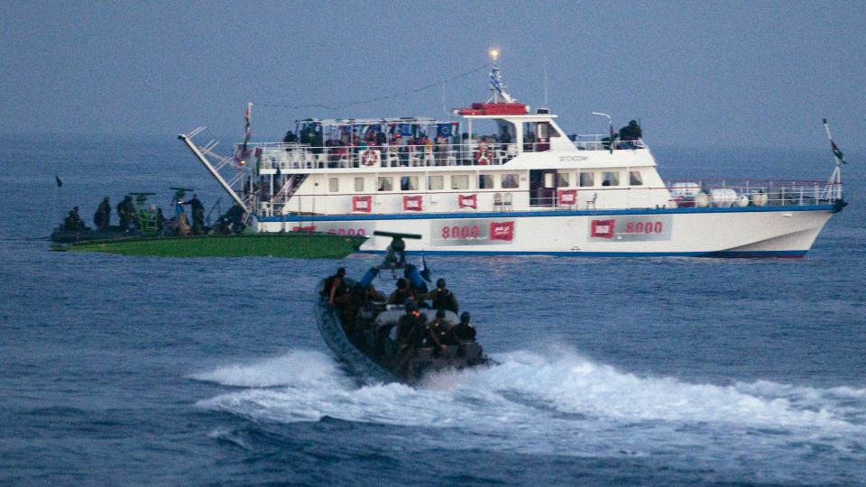 STANSET SKIPENE: Israelske styrker gikk i g�r morges til aksjon mot n�dhjelp-skipene med aktivister p� vei til Gaza. Minst ni personer ble drept da soldater bordet flere av skipene. N� ligger de i arrest i Israel. FN krever at samtlige aktivister og skip l�slates umiddelbart. Foto: REUTERS/Uriel Sinai/SCANPIX