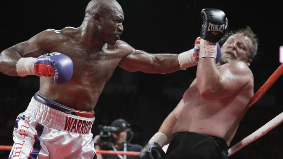 HOLDER KOKEN:  I en alder av 47 �r har Evander Holyfield fortsatt kraft i nevene. Her sl�r han l�s p� s�r-afrikanske Francois Botha. Foto:  REUTERS/Steve Marcus