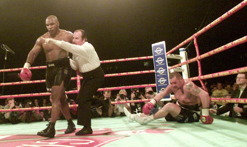 FIKK JULING AV IRON MIKE: Brian Nielsen m�tte Mike Tyson i 2001, og tapte p� teknisk knockout i sjette runde. Foto: AP Photo / Keld Navntoft/Scanpix Nordfoto