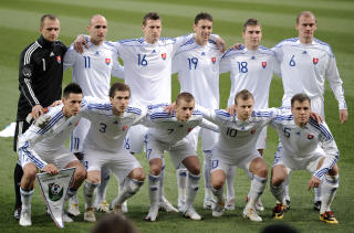 SLOVAKIA TROPPEN KLAR: Marek Sapara - nummer to i frontrekka fra h�yre, er blant de 23 slovakene som skal til VM. Foto: AFP/JOE KLAMAR