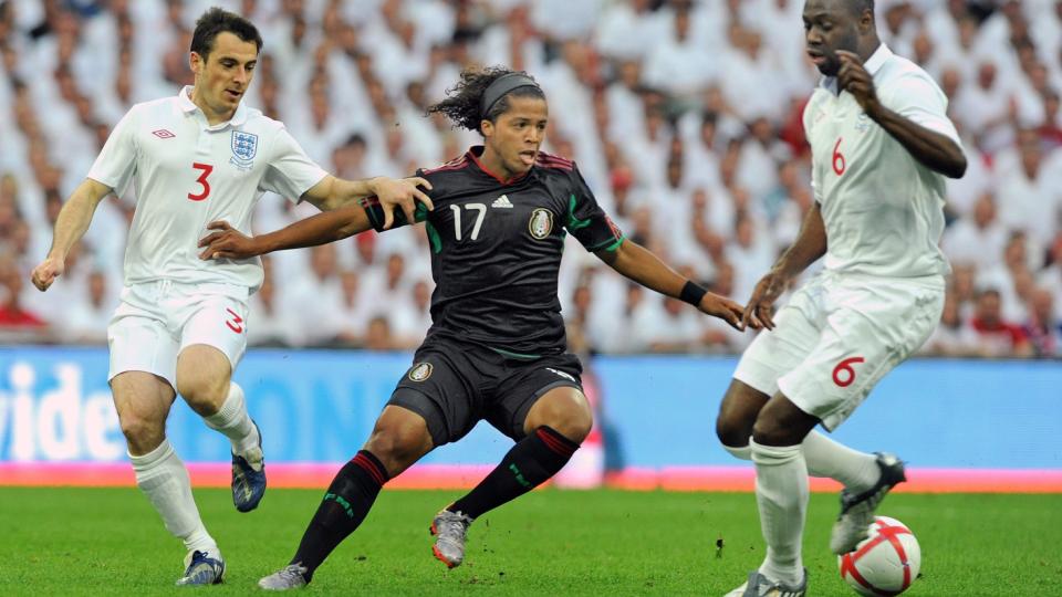 VURDERER BOIKOTT: Tottenham-spilleren Giovani dos Santos er s� skuffet over at broren ble vraket fra Mexicos VM-tropp at han ikke vet om han vil v�re med selv heller, sier br�drenes far. Her er Giovani i aksjon mot England og Leighton Baines og Ledley King sist uke. Foto: Gerry Penny, EPA/Scanpix