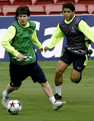 INNE OG UTE: Mannen til venstre p� dette bildet er klar for VM. Det er ikke Barca-kollegaen til h�yre, Jonathan dos Santos. 20-�ringen varsler at han ikke vil spille for Mexico igjen etter vraingen. Foto: Josep Lago, AFP/Scanpix