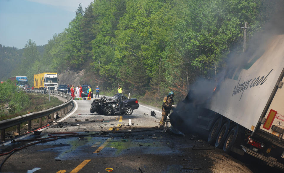 TOK FYR: Hytta p� vogntoget tok fyr i den kraftige kollisjonen, men f�reren kom seg ut tilsynelatende uskadd. F�reren av personbilen omkom. Foto: SVEIN L�VLAND/AVISEN AGDER