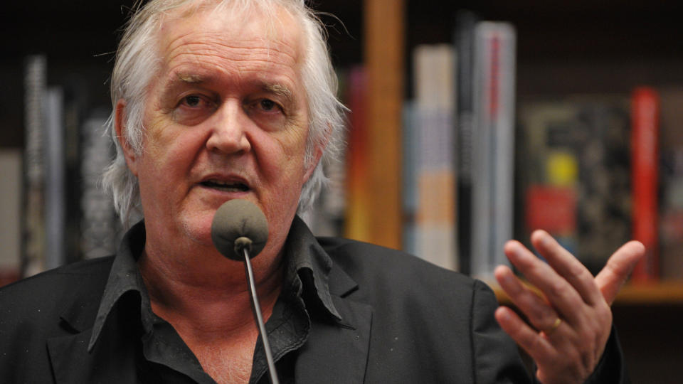 L�SLATT: Henning Mankell er l�slatt og p� vei hjem til Sverige. Foto: AFP