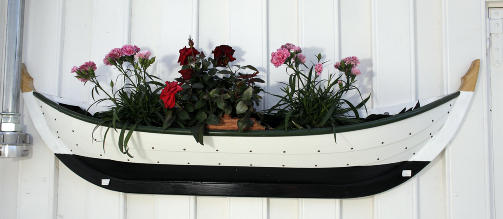 BLOMSTERKASSE: Ikke helt som alle andre steder, heller ikke blomstenes plass p� veggen.
