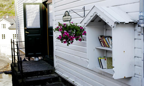 EKSOTISK:  Bokhylle p� husveggen er en enkel detalj av det uvanlige slaget.