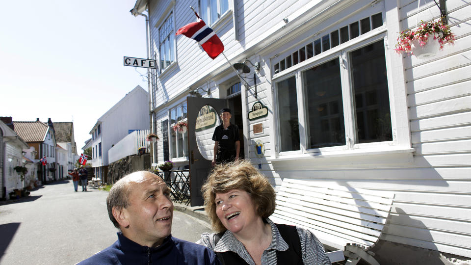  I STORGADO :Eli Laupstad Omdal og Jan Oddvar Omdal driver et annerledes hotell i en annerledes gate. I d�ren til resepsjonen til Sogndalstrand Kulturhotell st�r kokken Jorunn Hadland med kniven klar. Alle foto: Ole C. H. Thomassen