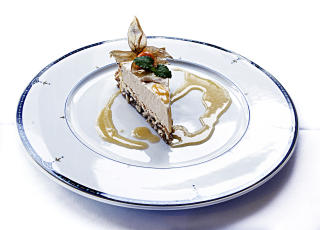 DESSERT: Multeparfait p� n�ttebunn serveres med multecoulis. En dr�m for multeelskere.