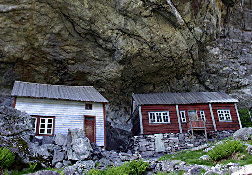KULTURARV Helleren er en gammel boplass ved J�ssingfjorden. Her er det gjort funn som kan dateres tilbake til eldre steinalder. Plassen vaar bebodd fram til 1920.