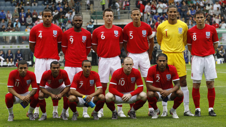 SJU GIKK UT: Theo Walcott (nummer 7), Tom Huddlestone (4) og Darren Bent (9) fikk ikke v�re med til VM. Det fikk resten av denne England-gjengen, ogs� Rio Ferdinand som ble skadd og ikke spiller. Foto: Darren Staples / REUTERS.
