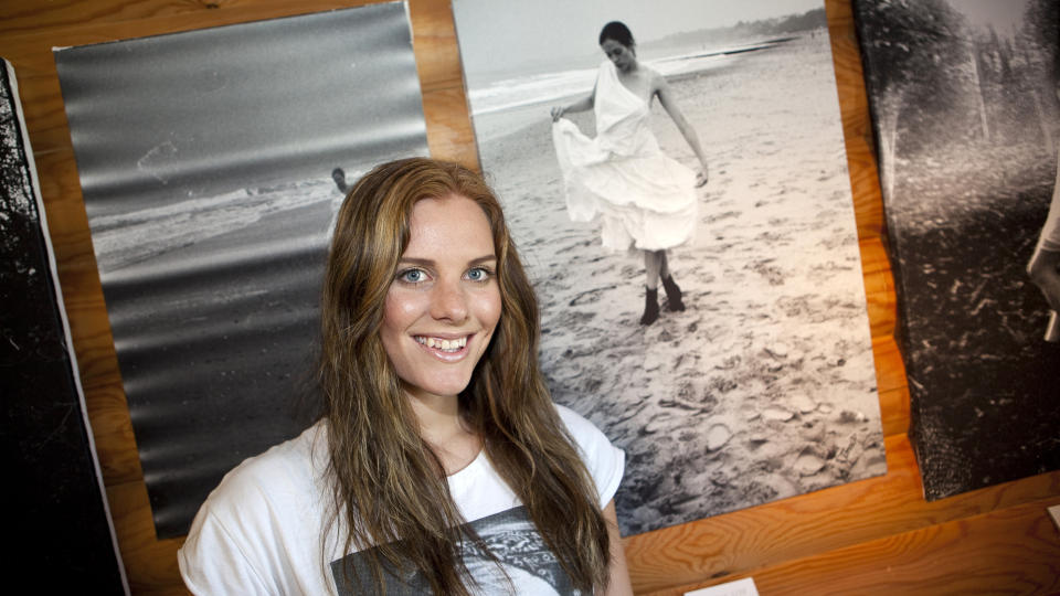 KUNSTDEBUTERER: Tora Uppstr�m Berg stiller ut fotografier hjemme i Mer�ker. Motivet er ei venninne som ogs� studerer foto. Foto: Ole Morten Melg�rd