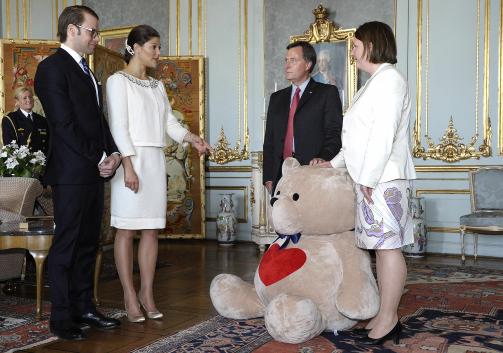 TIL DE SOM HAR ALT: Er en kjempebamse en perfekt gave. Foto: AP Photo/Anders Wiklund/SCANPIX