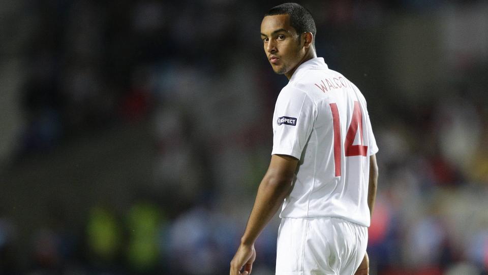 IKKE VM-KLAR: Theo Walcott m� se VM fra sidelinja i sommer. Arsenal-vingen var ikke blant de 23, og det gj�r ingenting for England, if�lge flere engelske fotballeksperter. Foto: DarreN Staples / REUTERS.