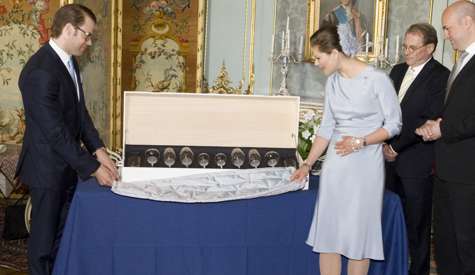 PLASS TIL LITT GLASS?: Den svenske regjeringen overrakte kronprinsesse Victoria og Daniel Westling bryllupsgaven i dag. Helt til h�yre er statsminister Fredrik Reinfeldt. Foto: Stella Pictures