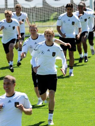 TYSK TRIO: Lukas Podolski (nederst), Stefan Kiessling (midten) og Bastian Schweinsteiger (bakerst) er alle med i tyskernes VM-tropp. Her under en trenings�velse p� landslagssamling Foto:  Bernd Weissbrod / EPA.