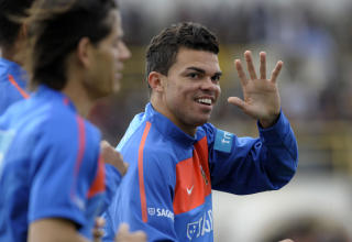 TILBAKE FRA SKADE: Pepe har v�rt skadet siden desember. Stopperen besto en fysisk test f�r han kom med i Portugals 23-mannstropp til VM. Foto: Miguel Riopa / AFP.