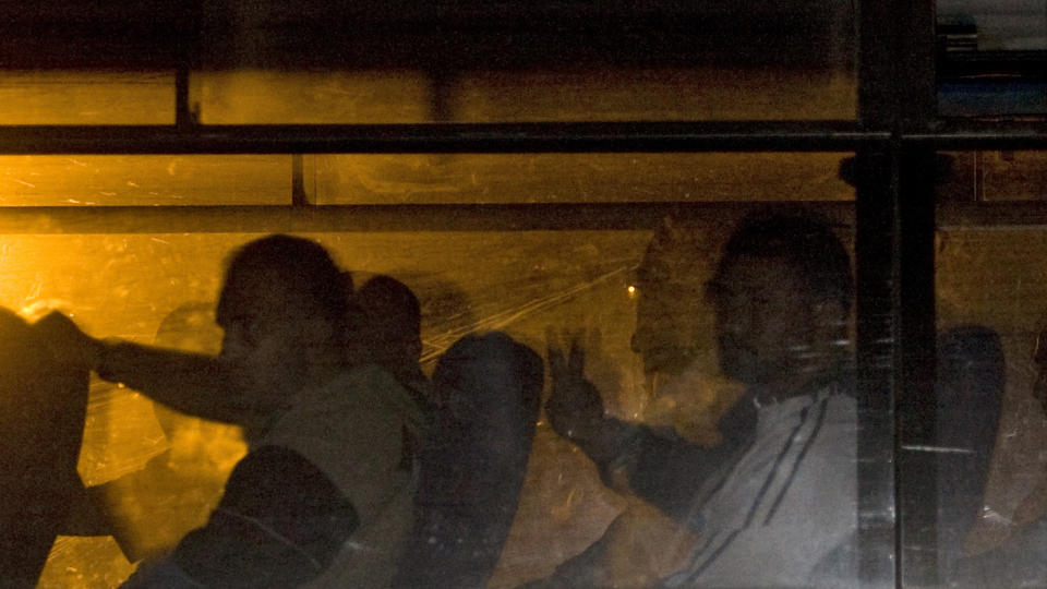 BUSSES UT: Aktivister i buss sendes ut av Israel. Her krysser de Allenby bru mellom Israel og Jordan like etter klokka 04.00 i dag tidlig. Israelske myndigheter har bestemt at samtlige av de nesten 700 aktivistene skal deporteres ut av landet i l�pet av de neste 48 timene. Foto: AP/Sebastian Scheiner/SCANPIX