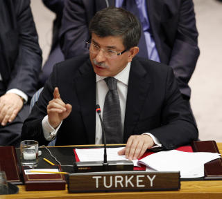 USA-REFS: Tyrkias utenriksminister Ahmet Davutoglu refser amerikanernes passive h�ndtering av saken. Han sammenligner samtidig Israel-raidet med 11. september-angrepet. Foto: REUTERS/SCANPIX