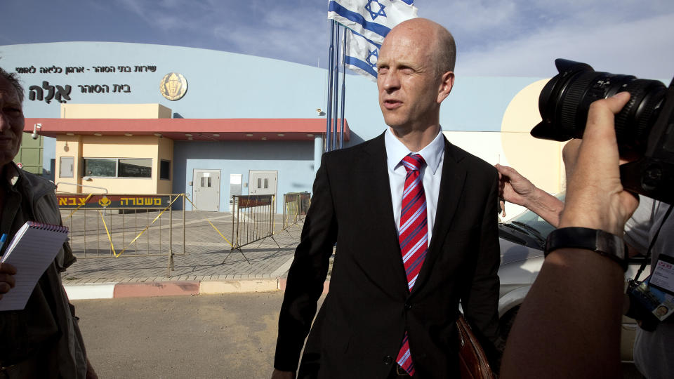 UTENFOR FENGSELET: Vebj�rn Dysvik fra den norske ambassaden i Tel Aviv fikk m�te de tre nordmennene som sitter i fengslet i Beersheba s�r i Israel. De aktet alle tre � skrive under p� ei erkl�ring der det heter at de har tatt seg ulovlig inn i Israel og godtar � bli deportert til Norge.  FOTO: HENNING LILLEG�RD/DAGBLADET.