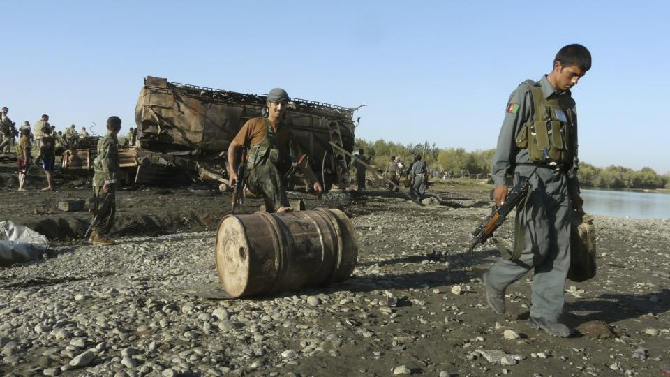 �STEDET: 91 uskyldige ble drept i et tysk bombeangrep ved Kunduz-elven i Afghanistan 4. september i fjor. Krisen det medf�rte gj�r at tyske myndigheter snakker �pent om krigen de deltar i. N� m� norske myndigheter vise en tilsvarende �penhet, mener kronikkforfatteren. Foto: EPA