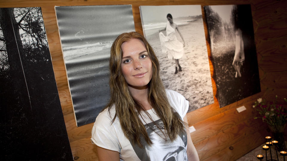 DROPPET UTSTILLING: Tora Uppstr�m Berg stiller ut fotografier hjemme i Mer�ker, men m�tte droppe en planlagt utstilling i London p� grunn av br�ket rundt bruddet mellom prinsesse Madeleine og Jonas Bergstr�m. Motivet er ei venninne som ogs� studerer foto. Foto: Ole Morten Melg�rd.