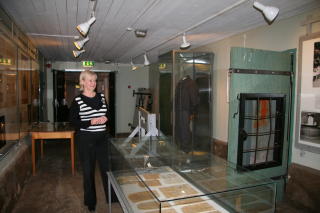 I KJELLEREN:  Resepsjonist Lillemor Gaasvik guider i fengselsmuseet.  Foto: Kirsten M. Buzzi