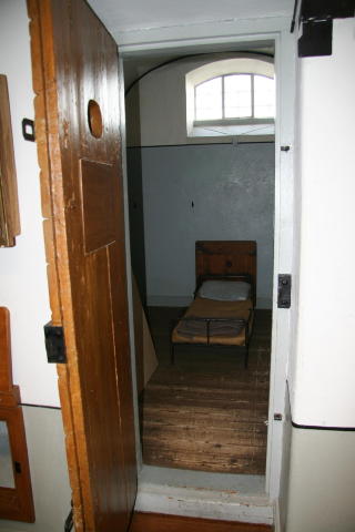  T�FFE TIDER:  Slik s� de gamle cellene ut. I dag st�r det p� museet i kjelleren.