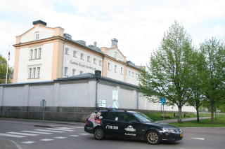 H�YE MURER: Her var det ikke lett � komme seg ut. N� str�mmer hotellgjestene inn i stedet.