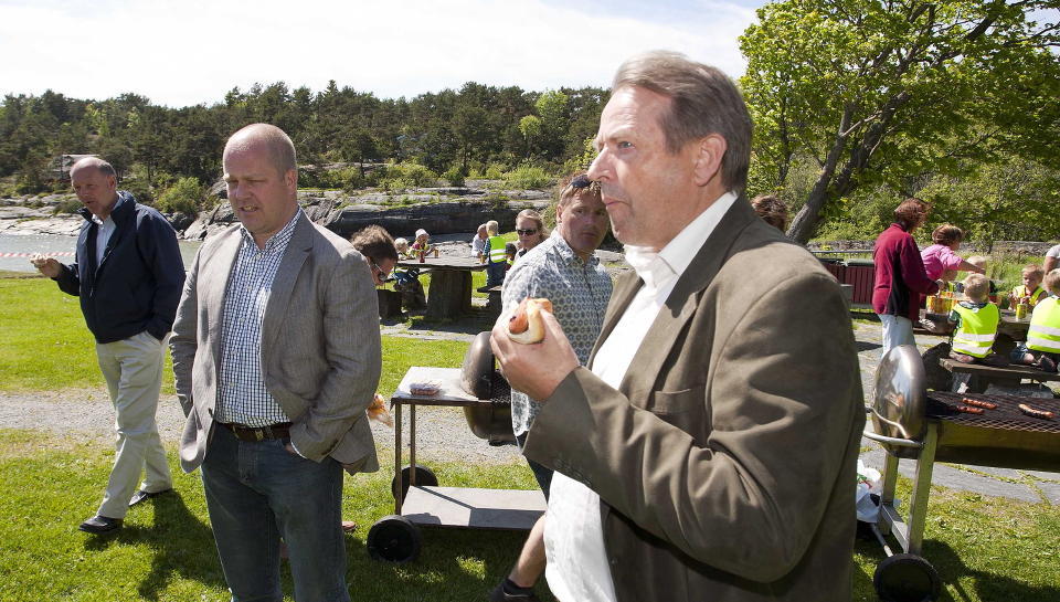 ERSTATNING: Hotelleier Lars Rise (til h�yre) vil kreve erstatning for manglende opprydding etter oljes�let i fjor. Her sammen med beredskapsdirekt�r John Marius Ly p� friskmeldingen av Krogshavn. Foto: PER FL�THE