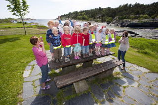 BADESANG: Nustad barnehage sang sang om Full City, oljes�l, oppryddingen og bading i Krogshavn. FOTO: PER FL�THE