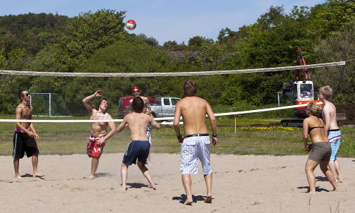 YPPERLIGE: Elever ved Bamble videreg�ende skole forteller at sandvolleyballbaner og badeforhold er ypperlige etter oppryddingen etter oljes�let i fjor. FOTO: PER FL�THE