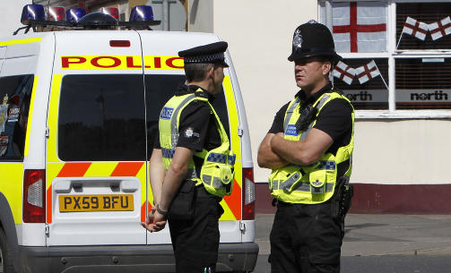 MANGE DREPTE: Politiet vokter et draps�sted p� Duke Street i Whitehaven Foto: REUTERS/David Moir/SCANPIX