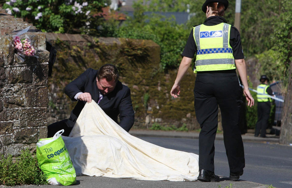 MINST 12 DREPTE: Politiet sier det er 30 separate �steder etter drapsferden som gikk gjennom et helt politidistrikt. Foto: AP Photo/Andrew Milligan/PA/SCANPIX