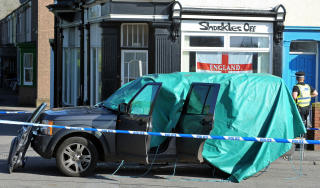 SKJ�T TILFELDIGE: En av bilene som ble angrepet i Seascale. Foto: AFP PHOTO/ANDY YATES/SCANPIX