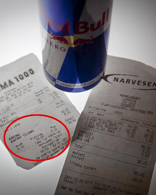 FEIL OG RETT: P� Narvesen-kvitteringen framg�r det at b�de den store og den lille boksen rettmessig er priset med 14 prosents moms iberegnet. Foto: BJ�RN LANGSEM/DAGBLADET