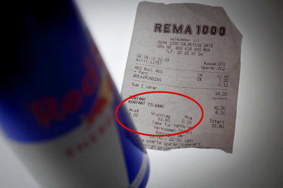 INGENTING TIL STATEN: Rema 1000-kvitteringen skulle vist at salgssummen omfatter 14 prosents moms p� Red Bulls store boks. Isteden tilfaller hele salgssummen butikkjeden. Foto: BJ�RN LANGSEM/DAGBLADET