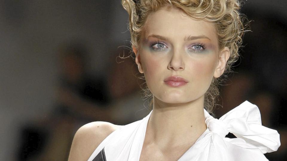PASTELLER: Flerfarget �yenskygge i pasteller p� catwalken til Derek Lam. Foto: Stella
