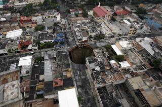 FRYKTER FLERE: En Guatemala-geolog mener slik hul kan dannes nesten hvor som helst i byen. Foto: AP/Moises Castillo
