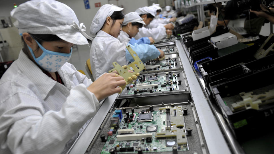SELVMORDSB�LGE: En selvmordsb�lge blant unge migrantarbeidere p� elektronikkbedriften Foxconn i S�r-Kina har f�tt de verdenskjente merkevareprodusentene til toe sine hender om kapp. Foto: AFP PHOTO/SCANPIX
