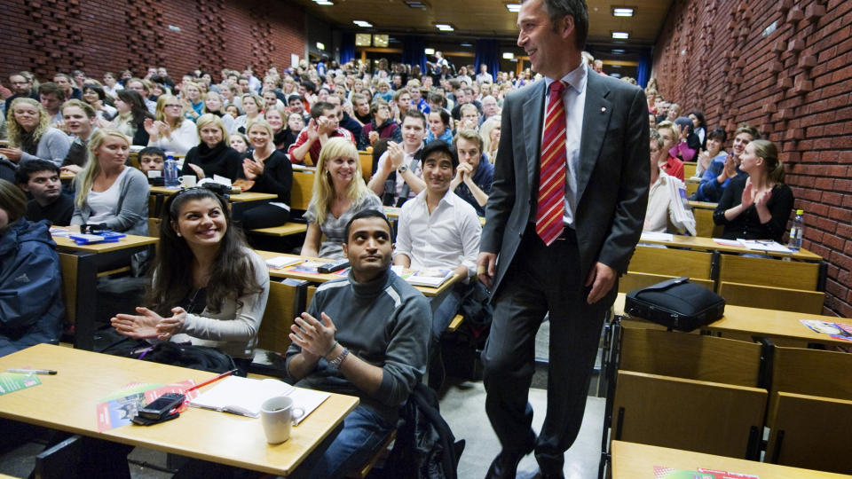 BLINDERN-BES�K: Den politiske makten, representert ved statsminister Jens Stoltenberg, bes�ker studentene p� Blindern. Om noen �r er kvinnene viktigst. Fptp: H�kon Mosvold Larsen/Scanpix.
