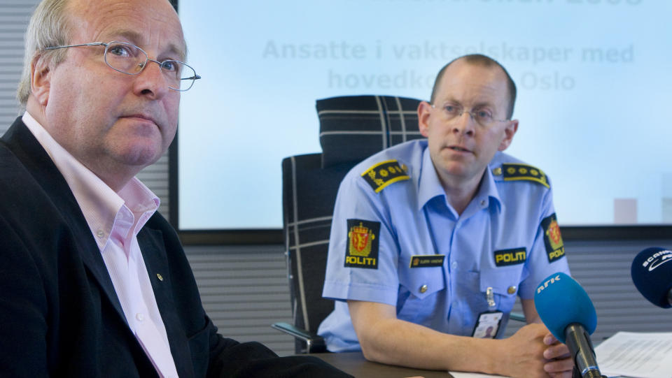 BEDRE OG BEDRE:: Politiinspekt�r Bj�rn Vandvik i Oslo politidistrikt og Petter Furulund (t.v.) fra NHO Service er enige om at kontrollen av vaktselskapene f�rer til at f�rre med kriminelt rulleblad n� jobber i denne bransjen. Bildet er fra fjor�rets presentasjon av tallene. Foto: SCANPIX
