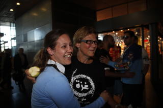 MAMMA TILBAKE: Pia Kj�s Utengen fikk et hjertelig gjensyn med mamma Randi Kj�s da de tre nordmennene landet p� Gardermoen i formiddag. Foto: JACQUES HVISTENDAHL/DAGBLADET
