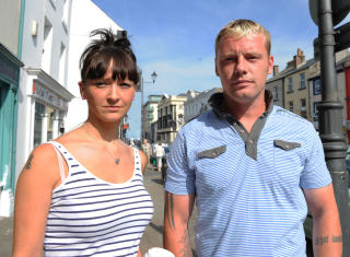 I SJOKK: Zoe Bryan og Lee Flynn konstaterer at Whitehaven sentrum er dypt preget av g�rsdagens massakre. Foto: Jytte Nielsen