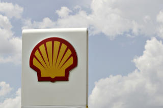 BLE BOIKOTTET: Shell forsynte S�r-Arika med drivstoff, og ble boikottet blant annet her hjemme. Men strategien med � tvinge internasjonale selskaper ut av landet virket mot sin hensikt, fordi det tjente de lite progressive kreftene som overtok verdiene. Foto: AFP /TENGKU BAHAR