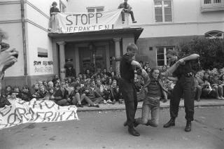 STORT ENGASJEMENT I NORGE: Demonstrasjon utenfor Bergesenhuset i 1985. Demonstrantene krevde at rederiet Bergesen skulle stoppe oljehandelen med S�r-Afrika og slippe fri Mandela. 
Foto: Arne V. Hoem/Dagbladet