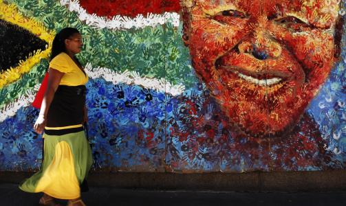 POLITISK FANGE I 27 �R: Nelson Mandela er i dag S�r-Afrikas st�rste helt. Bildet er fra Cape Town i februar. Foto: REUTERS/Mark Wessels