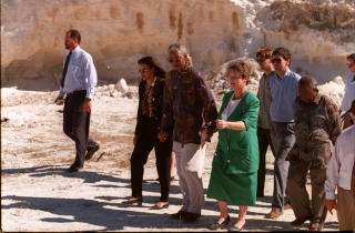 FULL �KONOMISK BOIKOTT I 1986: Norge innf�rte full �konomisk boikott av S�r-Afrika under Gro, det vil si med unntak for import av mangam til norske smelteverk. Bildet viser Harlem Brundtland sammen med Nelson Mandela p� Robben Island hvor Mandela satt fengslet i mange �r.  


Foto:  Jacques Hvistendahl/Dagbladet