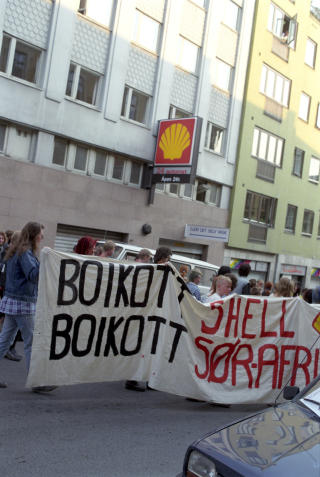 1990: Blitz demonstrerer mot Shell i Oslo. 
Foto: Morten Holm / SCANPIX